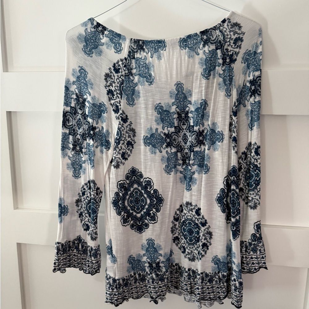 Vintage INC Women's Blue and White Patterned Top size Large - Picture 2 of 4